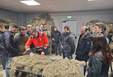 Cette visite a permis de présenter le fonctionnement du teillage et d'évoquer la conjoncture de la filière lin.