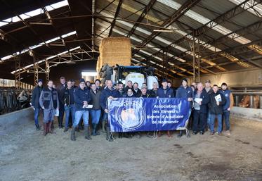 L'AG statutaire a réélu le tiers sortant, les comptes ont été approuvés et une visite de l'abattoir de Gacé avec rencontre du président a été évoquée. John Auffret, nouveau président, a remis un panier garni à l'ancien président, Bruno Renard, pour le remercier pour son implication dans le syndicat dont il a été à la tête pendant 24 ans.