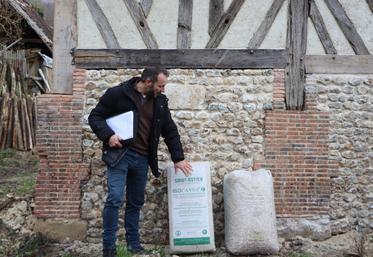 Le chanvre est un matériau de plus en plus utilisé en BTP, notamment pour l'isolation. Bertrand Victoire de Taille, pierres et traditions (Falaise) recourt au chanvre pour la restauration de patrimoine.