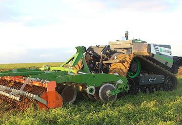 Le robot est équipé d'un matériel de travail du sol en 3 et 4 mètres repliable. Il a fait tous les déchaumages d'été.