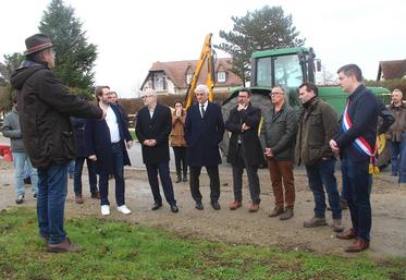 Tous les agriculteurs du Vexin étaient invités à Gisors. "Il faut mettre de côté les appartenances pour régler les problèmes. Problèmes que l'on ne va pas régler avec une enveloppe. Si on n'a pas plus de réponses, ça va bouger plus fort", a prévenu Emmanuel Hyest.