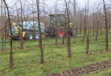 Pas de chauffeur au volant de ce Claas 240 Nexos. Un premier passage manuel a été enregistré. Il répète ensuite à l'infini le trajet avec une précision centimétrique.