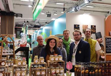 Gilles Lievens, président de la chambre d'agriculture de l'Eure et Alexandre Rassaert, président du département, réunis autour des producteurs eurois.