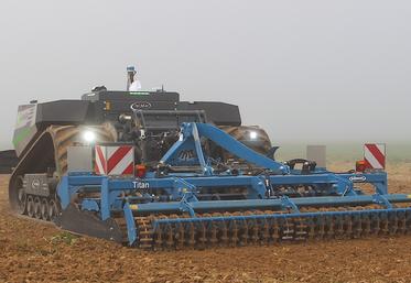 À Roman, le robot a préparé le lit de semence de la future linière. Avec ses 20 heures d'autonomie, c'est un gros travailleur solitaire.