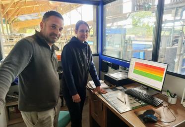 Christophe Augereau et Caroline Drapier consultent sur l'ordinateur du bureau les relevés d'ITH transmis en continu par les capteurs ZenCow® installés dans le bâtiment.