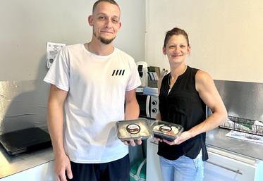 Anthony Juniot et Sabrina Lefebvre cuisinent leurs plats dans la maison de Lulu.
