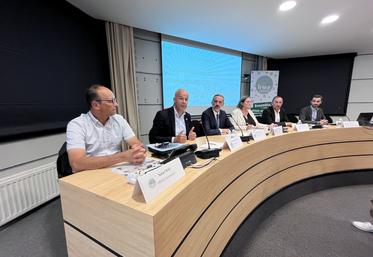 Arnaud Rousseau, Jean-Pierre Touzet, Anne-Maris Denis, Bernard Guillard ont débattu en public jeudi 3 septembre à Caen. Dans l'assistance, des responsables agricoles et quatre parlementaires : Pascal Allizard, sénateur du Calvados, le député caennais Joël Bruneau, la députée de l'Orne Chantal Jourdan et la députée du Havre Agnès Firmin-le Bodo.
