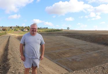 "Il faut s'adapter aux aléas climatiques", clame Samuel Courvallet, exploitant et maire de la commune de Pierrefitte-en-Cinglais. Il a engagé un projet de retenue collinaire, mais le stockage des eaux hivernales divise en local.