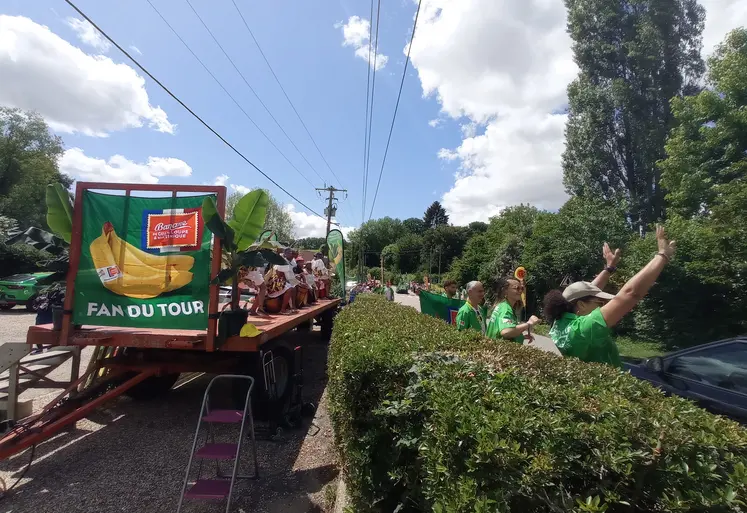 animations le long du tour de france par la banane de guadeloupe et de martinique. ambiance carnaval