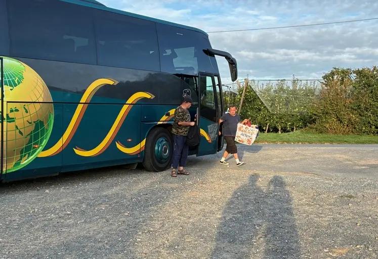<em class="placeholder">Un bus déposant des saisonniers agricoles dans un verger de pommiers, en région Nouvelle-Aquitaine. </em>