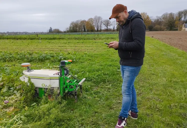 <em class="placeholder">Florian Lemercier, maraîcher dans la Sarthe et son robot OZ. </em>