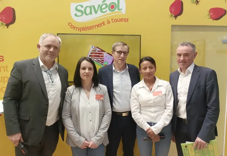 <em class="placeholder">Des dirigeants et des maraîchères de la coopérative de Savéol, posant devant le stand Savéol au Salon de l'agriculture 2026 (Sia 2026). </em>