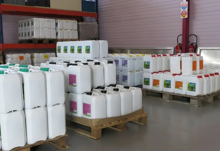 <em class="placeholder">Viticulture. Produits de traitement des cultures. bidons, produit phytosanitaire,  stockage, hangar, approvisionnement, local phyto, pesticides, phytos (chez Cousinié)</em>