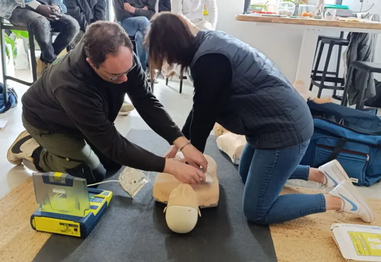 <em class="placeholder">Lors d'une formation au secourisme organisée par l'association Cap Avenir, deux personnes pratiquent un massage cardiaque sur un mannequin. </em>