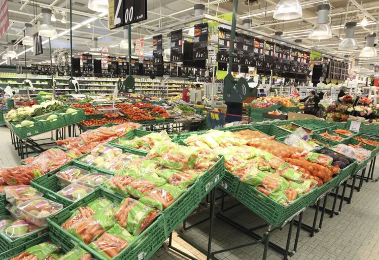 <em class="placeholder">Rayon fruits et légumes d'un supermarché Carrefour. Vente de produits de l'agriculture en grande surface.  Achat de produits alimentaires en grande distribution. Sachets de ...</em>
