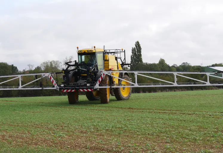 <em class="placeholder">Traitement herbicide sur colza en post-levée contre adventices et repousses de céréales à l'automne en Vendée, le 3 octobre 2022</em>