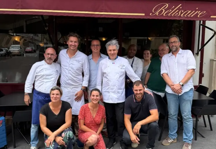 <em class="placeholder">Des membres de la filières mirabelle de lorraine posant devant un restaurant à Paris. </em>