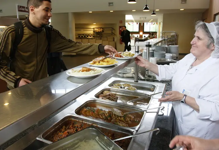 <em class="placeholder">Etudiant et personnel dans un restaurant universitaire. Restauration collective hors domicile. Cantine pour étudiants . Restauration hors foyer (RHF). Alimentation des ...</em>