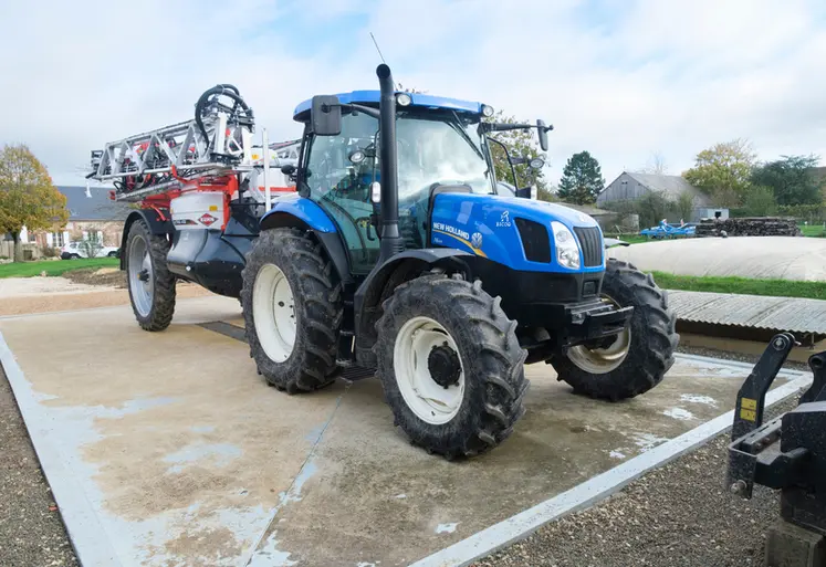 <em class="placeholder">pulvérisateur sur une aire de lavage  dans le sud de l'Eure-et-Loire en 2022</em>