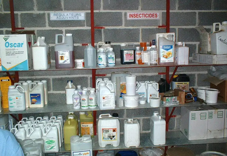 <em class="placeholder">Local phyto. Stockage des produits phytosanitaires par catégories : insecticides, régulateurs et adjuvants. Bidons et cartons rangés sur des étagères. Pesticides .</em>