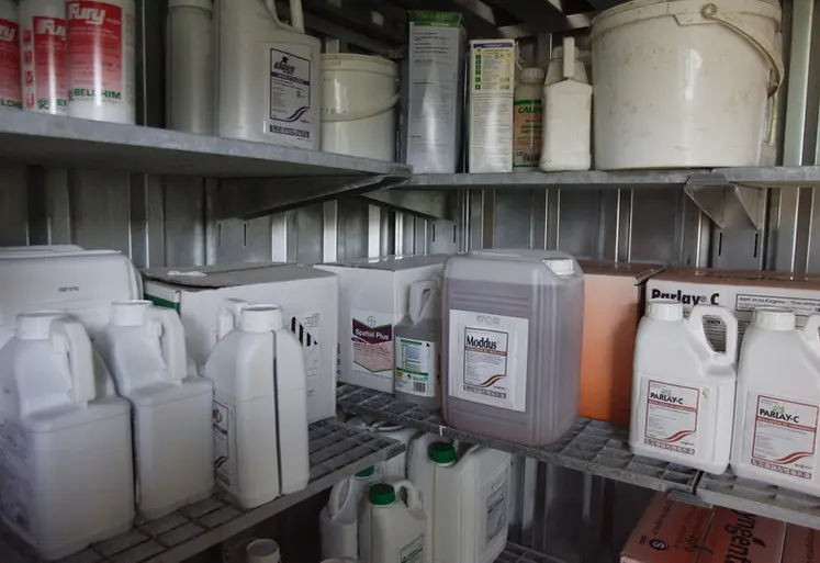 <em class="placeholder">local phytosanitaire . Stockage des produits phytosanitaires dans un local phyto . Cabanon métallique , réserve de pesticides . réserve de pesticides. Produit de ...</em>