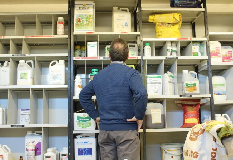 <em class="placeholder">Local Phyto. lieu de stockage de produits phytosanitaires, fermé et aéré pour la sécurité. réserve de pesticides. Bidon de produit phytosanitaire utilisé pour la ...</em>