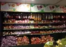 Un large rayon d'ail, oignons, échalotes dans un supermarché en France. 