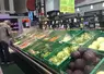 Rayon fruits et légumes d'un Intermarché à Angers.