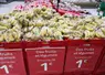 un rayon de bananes 1er prix dans leur sachet en plastique, avec l'indication "des fruits et des légumes à moins de 1€"