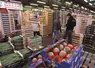 Rayon fruits et légumes au Marché d' intérêt national de Rungis. Etalage d' un grossiste au MIN. Distribution de produits frais français et internationaux. Cartons de melons et cageots d' haricots gourmands.