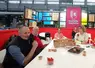 5 personnes en réunion sur un stand de la région nouvelle aquitaine au salon de l'agriculture