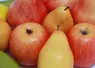 des pommes et des poires de différentes variétés