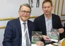 Jean-François Vallet président de la CAIFL, et Fabien Gaucher, responsable juridique d'Interfel présentent le guide Cofreurop sur le stand d’Interfel sur le salon Fruit Logistica 2025.
