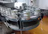 des boîtes de conserve sur une ligne dans une usine de légumes en conserve