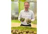 Zac Bard président de la WAO sur un stand à Fruit Logistica tient dans ses mains des avocats