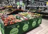 rayon fruits et légumes. Mise en avant du label Zéro résidu de pesticide avec un îlot central dédié