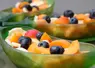 trois coupelles remplies de salade de fruits