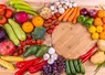 <em class="placeholder">Plusieurs fruits et légumes posés sur une table en bois, incluant des tomates, carottes, courgettes, poivrons, de l&#039;ail, des oranges, fraises, bananes, des grappes de ...</em>