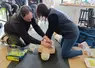 <em class="placeholder">Lors d'une formation au secourisme organisée par l'association Cap Avenir, deux personnes pratiquent un massage cardiaque sur un mannequin. </em>