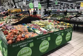 rayon fruits et légumes. Mise en avant du label Zéro résidu de pesticide avec un îlot central dédié