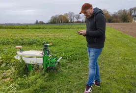 <em class="placeholder">Florian Lemercier, maraîcher dans la Sarthe et son robot OZ. </em>