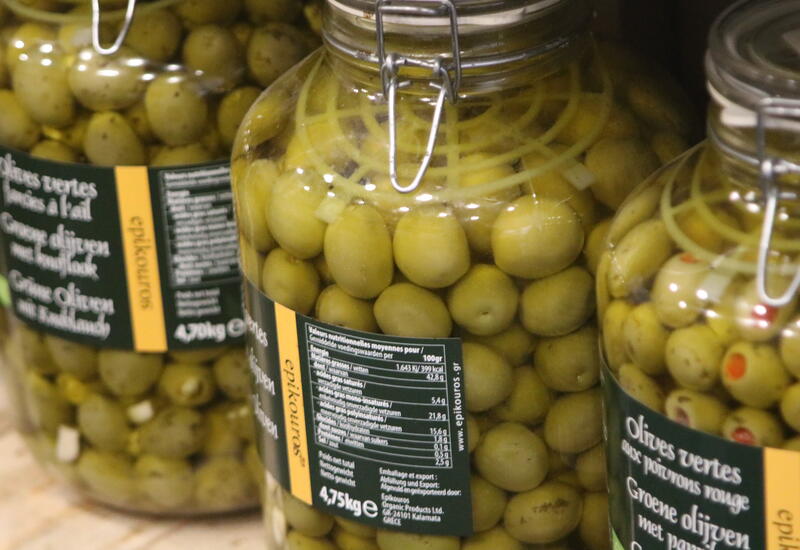 La majorité des produits est originaire de France ou franciliens mais quand l'offre est pertinente, le sourcing peut aller plus loin :comme par exemple, l'olive bio de Kalamata orginaire de Grèce. 