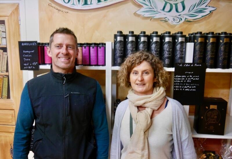 Philippe Carra et sa sœur Anne ont développé une gamme de produits à base d'agrumes et olives pressés  pour obtenir des huiles parfumées, les "agrulives". © J.Dukmedjian