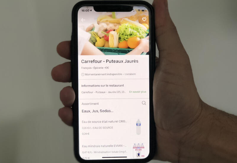 Chez Carrefour, les commandes peuvent être enregistrées via l’application Uber Eats ou par téléphone et sont livrées en 30 minutes. © Carrefour