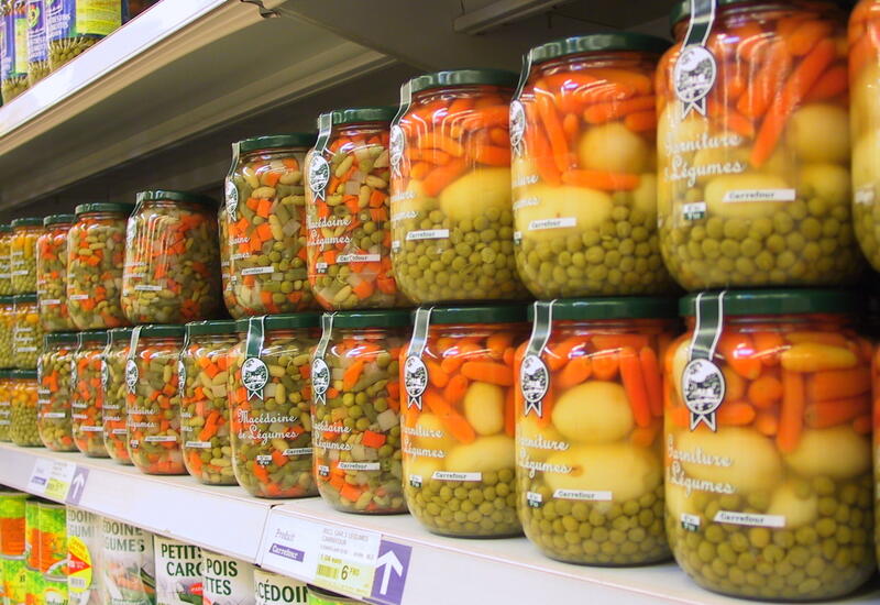 Les ventes de légumes en conserve ont progressé de 50% pendant le confinement. Celles des pâtes 95 % et du papier toilette de 58%. © RFL