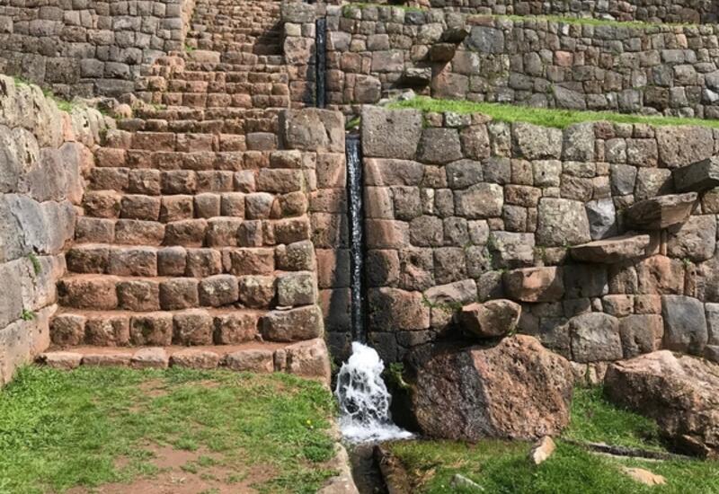 Les ouvrages d'irrigation Incas sont encore utilsés comme ici à Maitrise de l’eau à Tipon, dans la Vallée Sacrée à 3 400 m. © Y.Narbesla