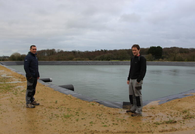 « La réserve devrait permettre de limiter les prélèvements d’eau dans le milieu » estiment Thierry Roué (à gauche) et son frère Jean-Marc. © V. Bargain