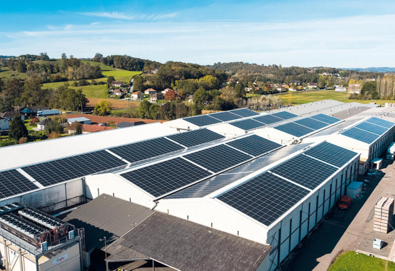 La centrale photovoltaïque en autoconsommation fournit 25 % des besoins électriques de la coopérative fruitière. 
