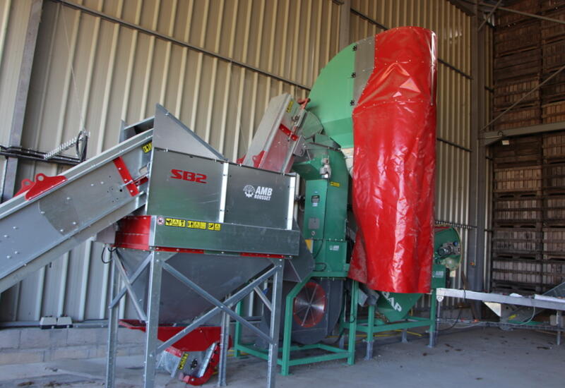 Le producteur a choisi d’investir dans une installation de nettoyage et préstockage pour améliorer la valorisation des noisettes.