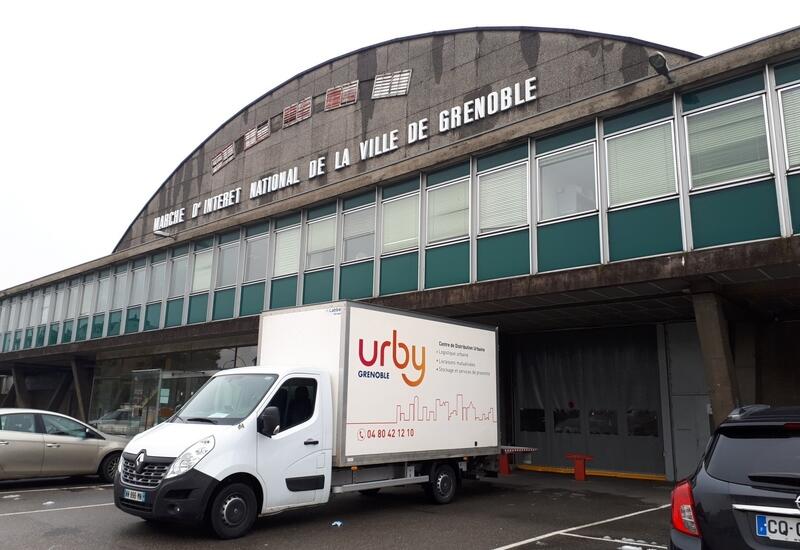 En décembre, Urby a expérimenté, avec le Min de Grenoble, la livraison mutualisée de plusieurs exposants du marché de Noël de la « capitale des Alpes ».   © Urby